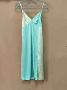 Brugerdefineret lilla lavendel silke pyjamas kjole med slids til kvinder til engros